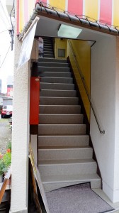 この階段を上ります。これから雨の季節なので滑らないように注意してくださいね。
